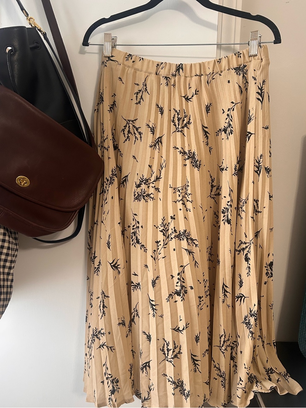 Sweet Baby Jamie Floral Pleated Skirt in Beige and Black